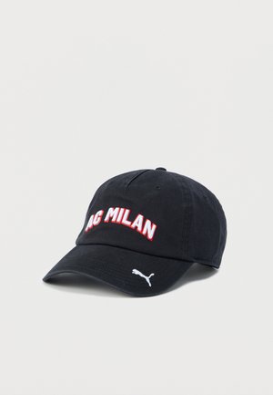 Zwarte katoenen honkbalpet met geborduurde tekst "AC MILAN" in rood en wit. Heeft een wit Puma-logo aan de zijkant en een gebogen klep.