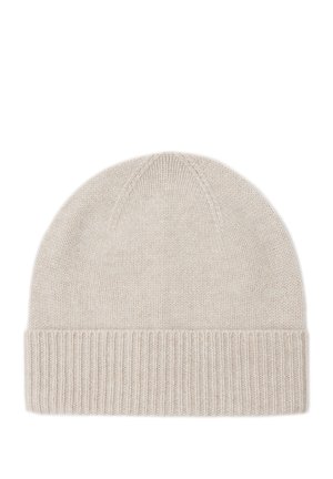 Bonnet en tricot beige avec un revers côtelé, fabriqué à partir d'un matériau doux et texturé. Design simple sans embellissements supplémentaires.