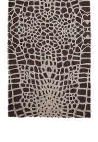 Szalik w brązowy i beżowy wzór zwierzęcy, teksturowana powierzchnia z frędzlami na krawędziach, prostokątny kształt i miękki materiał.