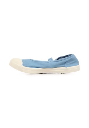 Chaussure slip-on en toile bleue douce avec semelle en caoutchouc blanc et embout, avec une bride élastique basse sur le dessus.