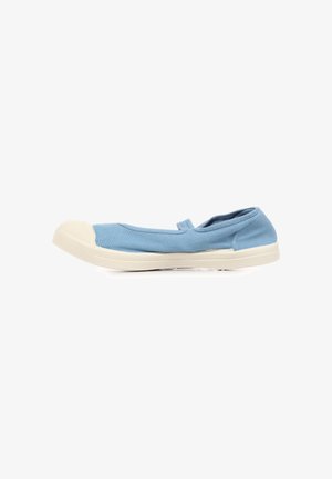 Chaussure slip-on en toile bleue douce avec semelle en caoutchouc blanc et embout, avec une bride élastique basse sur le dessus.