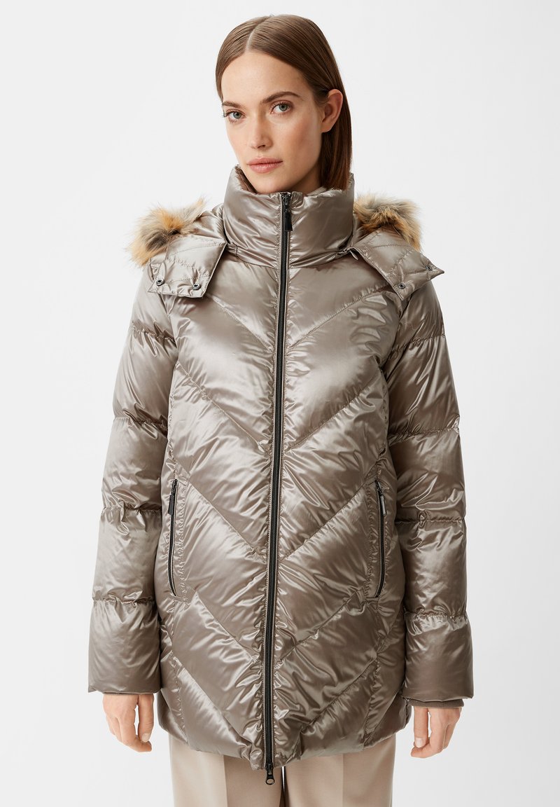 Kurtka puchowa w metalicznym odcieniu taupe z wzorem w zygzak, z futrzanym kapturkiem, zapięciem na zamek błyskawiczny oraz kieszeniami po bokach.