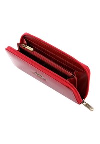 Portafoglio in pelle rossa con chiusura a zip, dotato di più fessure per carte e una texture liscia. Dettaglio del logo in metallo dorato visibile all'interno.