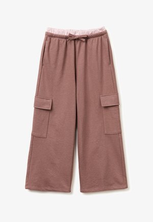 Pantalon cargo mauve à jambes larges avec taille élastique, cordon de serrage et deux poches à rabat sur les côtés, posé à plat sur un fond blanc.