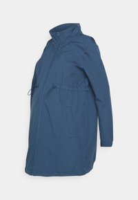 Veste de maternité bleue avec col montant, fermeture éclair à l'avant, cordons de serrage réglables à la taille, manches longues et poches latérales.