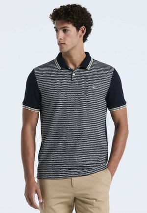 Marineblauwe en witte gepatterneerde polo met een klassieke kraag, korte mouwen en contrasterende afwerking op de kraag en mouwen.