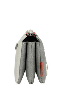 Graue Leder-Brieftasche mit strukturiertem Finish, ausgestattet mit einem silbernen Verschluss und einem roten Akzenttab. Drei Fächer sind von der Seitenansicht sichtbar.