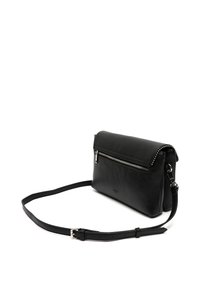 Sac bandoulière en cuir noir avec rabat, poche avant zippée, clous en argent le long du bord et sangle réglable.