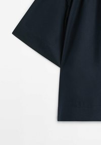 Maglietta blu navy a maniche corte in cotone, con orlo pulito e texture liscia, dal fit rilassato e dal design semplice.
