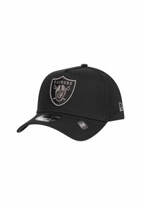 Casquette de baseball noire avec un design structuré, dotée d'un logo Raiders en relief à l'avant et d'un bord plat. Tissu synthétique.