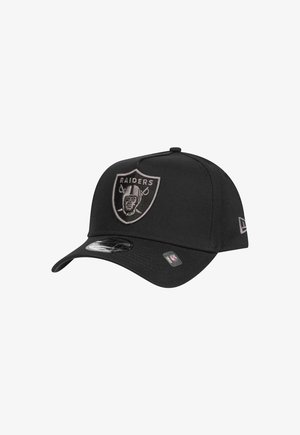 Cappello da baseball nero con un design strutturato, caratterizzato da un logo Raiders goffrato sul fronte e una visiera piatta. Tessuto sintetico.