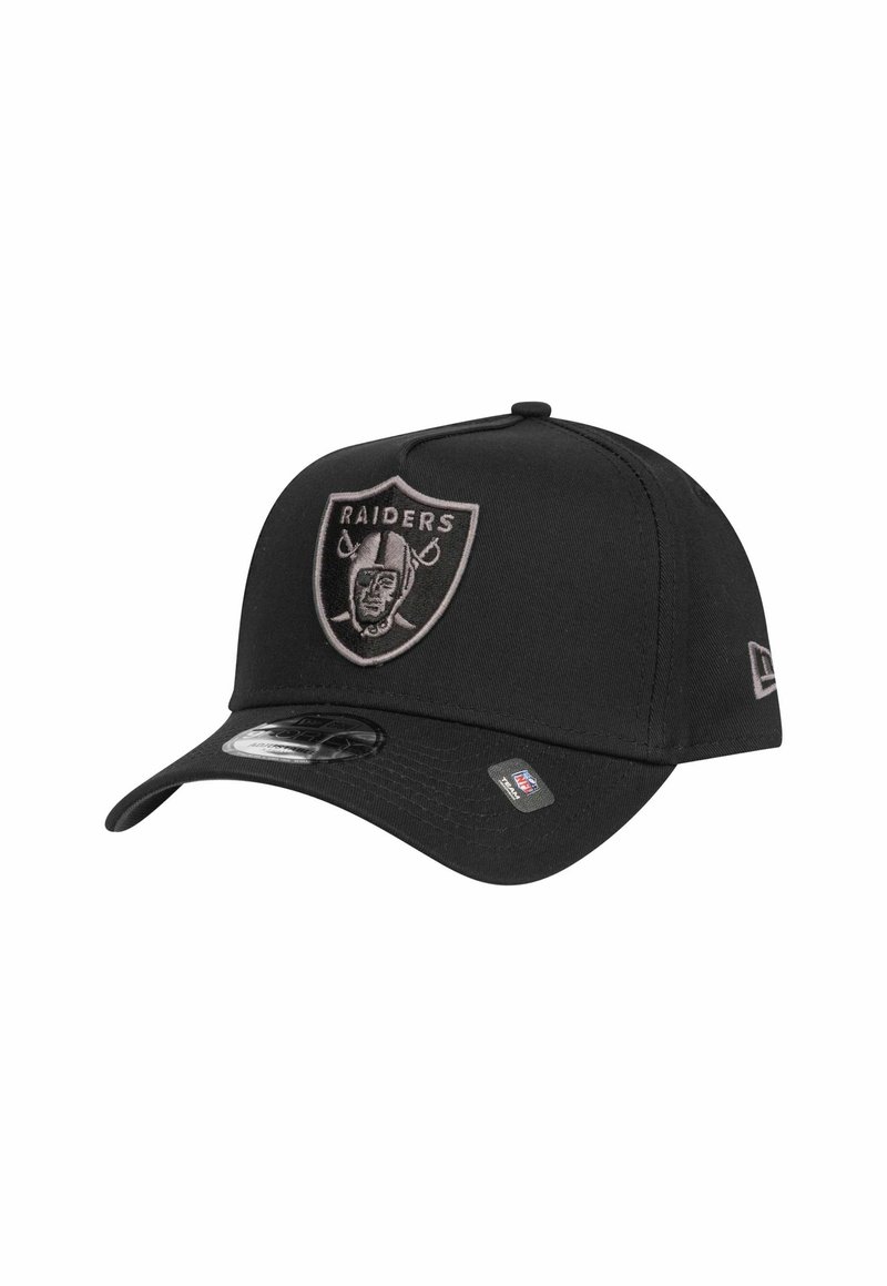 Casquette de baseball noire avec un design structuré, dotée d'un logo Raiders en relief à l'avant et d'un bord plat. Tissu synthétique.