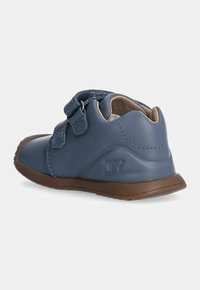 Scarpa in pelle blue con punta arrotondata, fissata da due cinturini regolabili e una suola in gomma marrone. Texture liscia con dettagli di cucitura sottili.