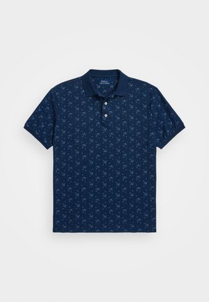 Tricou polo de culoare bleu marin, fabricat din bumbac, cu un model de ancora pe întreaga suprafață, în nuanțe de bleu deschis. Culoare clasică cu două butoane, mâneci scurte.