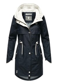 Marinblå vattentät parka med vit huva, justerbara dragsnören, framfickor och knappdetaljer. Randig foder synlig vid kragen.