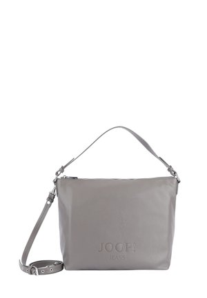 Borsa a spalla in pelle grigia con texture, dotata di tracolla regolabile e chiusura con zip. Presenta un logo in rilievo sul fronte. Design minimalista.