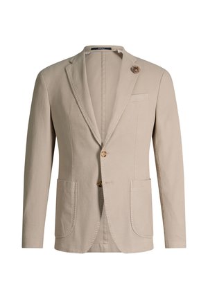 Blazer beige da uomo con due tasche applicate davanti, due bottoni, rever a lancia, taschino sul petto e spilla decorativa a forma di fiore sul rever sinistro.