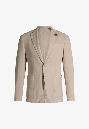 Blazer beige pour homme avec deux poches plaquées à l'avant, deux boutons, un col à cran, une poche poitrine et une broche fleur décorative sur le revers gauche.