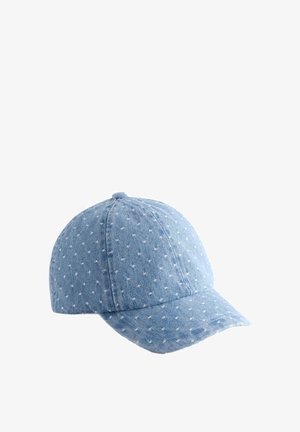 Lyseblå denim baseballkasket med små hvide broderede prikker og en buet skygge på hvid baggrund.