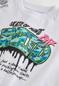 Unausgewählt, white spray graffiti