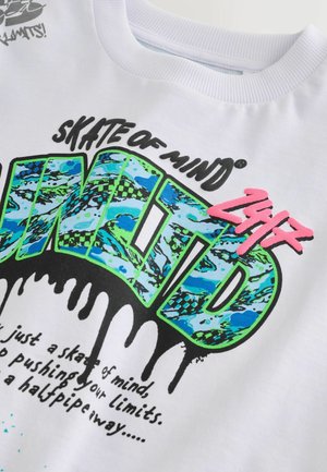 Weißer Kapuzenpullover aus Baumwolle mit mehrfarbigem Schriftzug "LIMITED 24/7" in Blau und Grün, schwarzem Farbverlaufseffekt und einem gerippten Halsausschnitt.