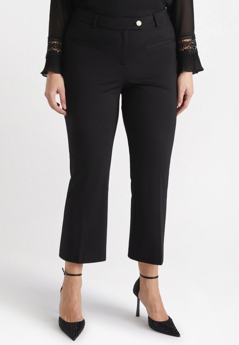 Pantalons noirs ajustés avec une coupe droite et un ourlet légèrement évasé. Comprend des poches avant et une fermeture à bouton au niveau de la taille.