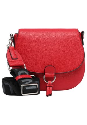 Rød tekstureret læder crossbody taske med sort og gråt justerbart stofrem og sølv metal spænde og hardware detaljer.
