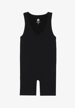 Mustmust, millekaelusega must hargnenud jumpsuit, ribastikuga tekstuur ja põlvekõrgused lühikesed püksid. Lihtne disain, ilma mustrite ja lisatehnikateta.