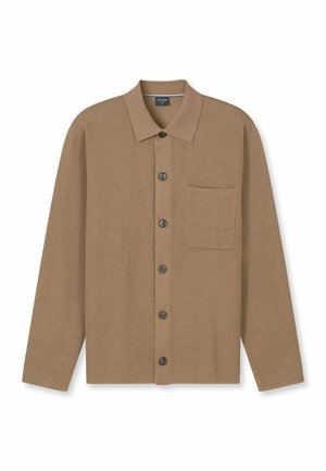 Chemise marron texturée avec un col traditionnel, six boutons et une poche poitrine unique, présentant un motif en maille respirante.