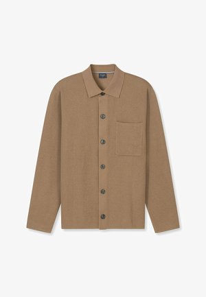 Chemise marron texturée avec un col traditionnel, six boutons et une poche poitrine unique, présentant un motif en maille respirante.