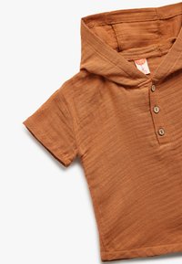 Roestkleurig, kortarmig shirt met capuchon, voorzien van een knopenlijst en een gestructureerde stof. Casual stijl met een eenvoudig ontwerp.