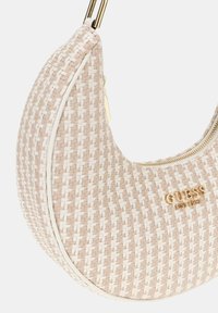 Borsa a mano intrecciata in beige e bianco, forma a mezzaluna curva, con zip dorata e logo del marchio in oro. Presenta un motivo testurizzato e finiture lisce.