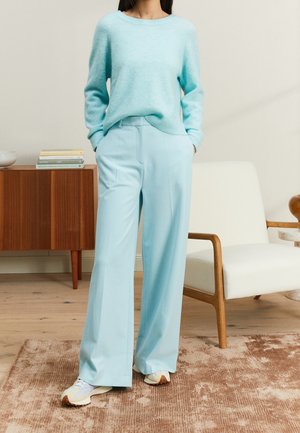 Stickad tröja - light blue