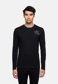 Schwarzes Langarm-T-Shirt aus leichtem Stoff. Mit weißem Berggrafik und Logo auf der oberen linken Brust. Klassische Passform.