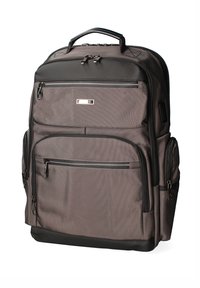 Zaino in tessuto grigio con più scomparti con zip, schienale imbottito e maniglia superiore. Presenta una base rinforzata e dettagli testurizzati.