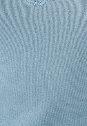 Lichtblauwe ribstof met een zachte textuur. Bevat een cirkelvormig breidetail bij de kraag. Subtiele kleurvariaties door het geheel.