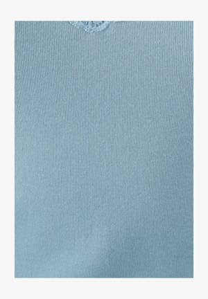 Lichtblauwe ribstof met een zachte textuur. Bevat een cirkelvormig breidetail bij de kraag. Subtiele kleurvariaties door het geheel.