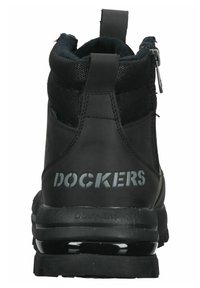 Botín negro hasta el tobillo con un acabado de cuero suave y acentos de malla, que cuenta con un cierre de cremallera y el logotipo "DOCKERS" en el talón.
