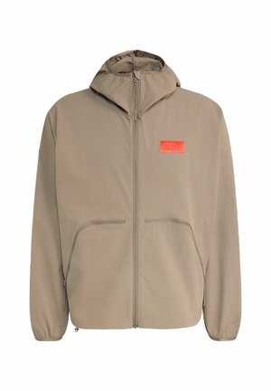 Vaaleanruskea vetoketjullinen huppari, jossa on huppu, joustavat hihansuut, etutaskut vetoketjuilla ja pieni punainen suorakaiteen muotoinen logo vasemmassa rinnassa.