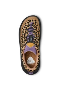 Sneaker con stampa leopardata, dettagli viola e lacci neri. Caratterizzata da camoscio beige, soletta imbottita in sughero e suola in gomma nera testurizzata.