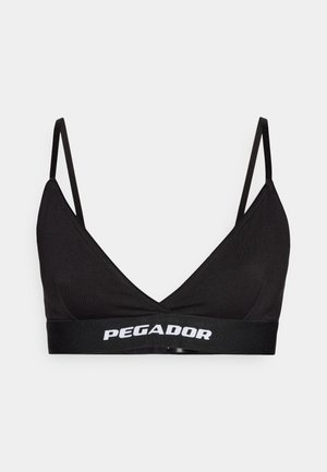 Čierny bralet s trojuholníkovými košíčkami, tenkými nastaviteľnými ramienkami a širokým elastickým pásom s bielym nápisom "PEGADOR". Hladká textura.