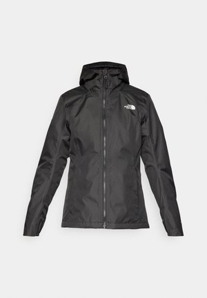 Schwarze wasserdichte Jacke mit Kapuze, Frontreißverschluss und langen Ärmeln. Ist mit einem weißen Logo auf der oberen linken Seite ausgestattet. Glatte Stoffoberfläche.