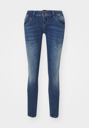 Jean denim bleu slim avec détails délavés, fermeture à double bouton et poches avant sur un fond blanc uni.