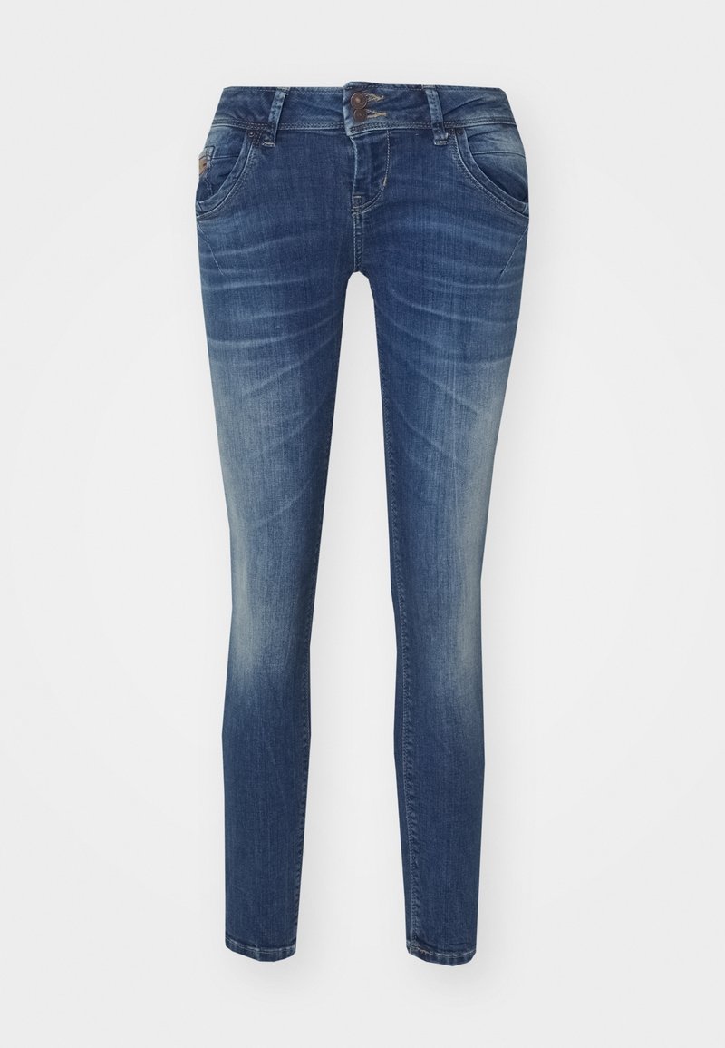 Jean denim bleu slim avec détails délavés, fermeture à double bouton et poches avant sur un fond blanc uni.
