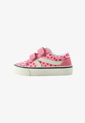Lyserøde ruskinds sneakers med røde hjerte-mønstre, hvide detaljer, velcro-stropper og tekstureret gummisål. Klassisk skate sko form.