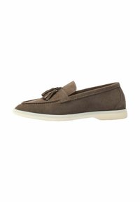 Braune Wildleder-Mokassinschuh im Stil mit einer flachen weißen Sohle, ausgestattet mit einer dekorativen Quaste auf dem Blatt und gestickten Details entlang der Kanten.