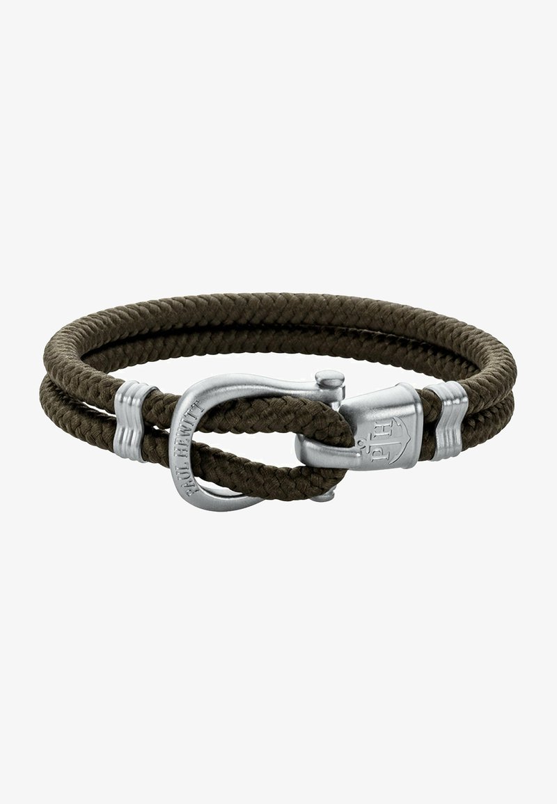 Bracelet en corde tressée marron avec un fermoir en métal argenté portant un logo, mettant en avant un design simple mais robuste.