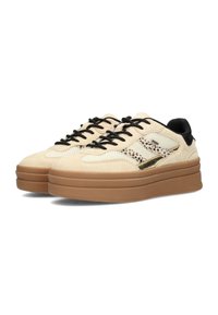 Sneaker beige con parte superiore in camoscio e rete, lacci neri e una suola piatta color sabbia. Presenta un accento decorativo e un logo sul lato.