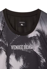 T-shirt in rete nera con collo rotondo, testo "VENICE BEACH" e stampa grafica di palma. L'etichetta mostra il marchio "Terranova", taglia XL.