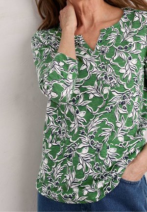 Top verde con un motivo floreale e accenti bianchi e blu navy, design a V, e maniche a tre quarti; texture morbida e vestibilità rilassata.